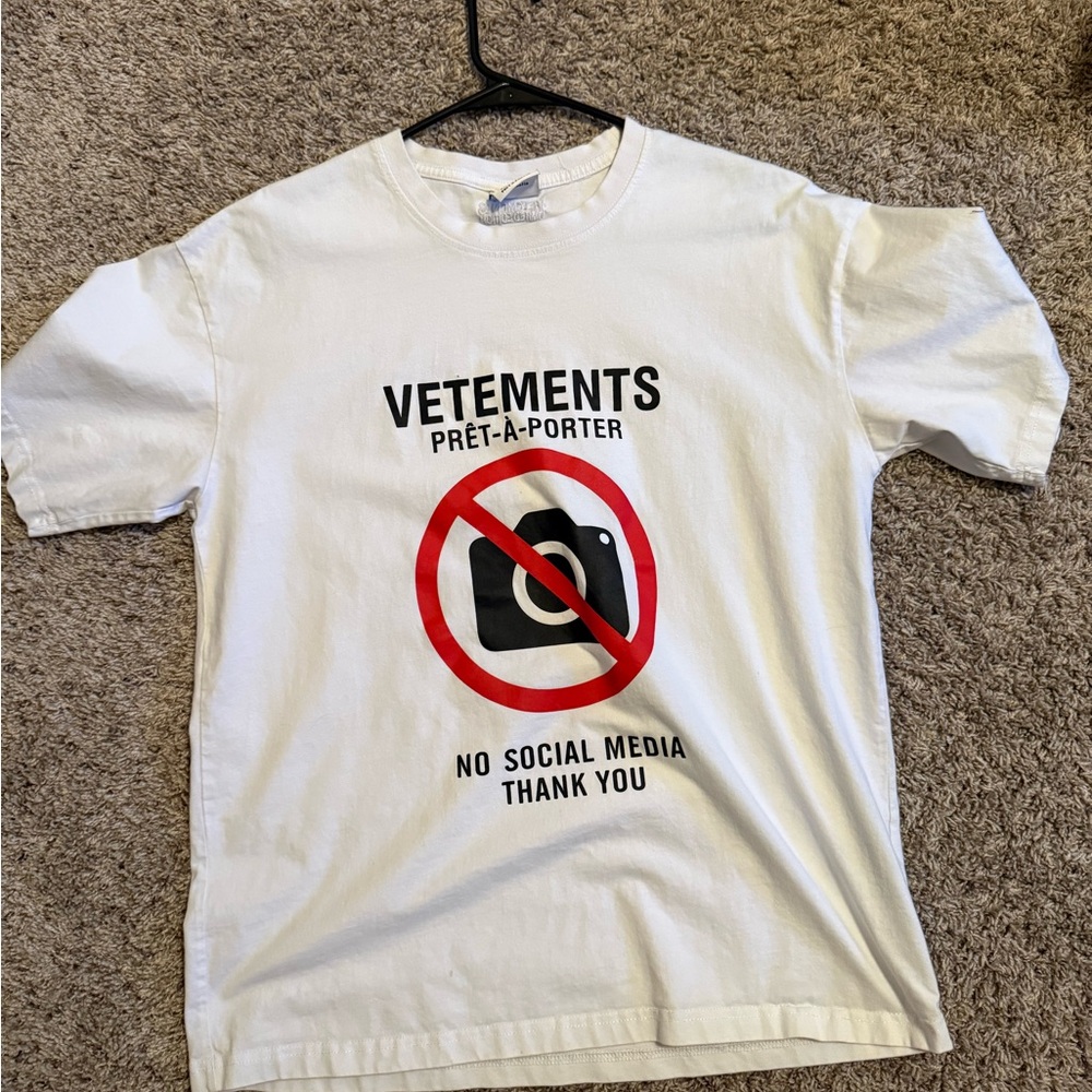 (AUTHENTIC) Vetements Antisocial Tee